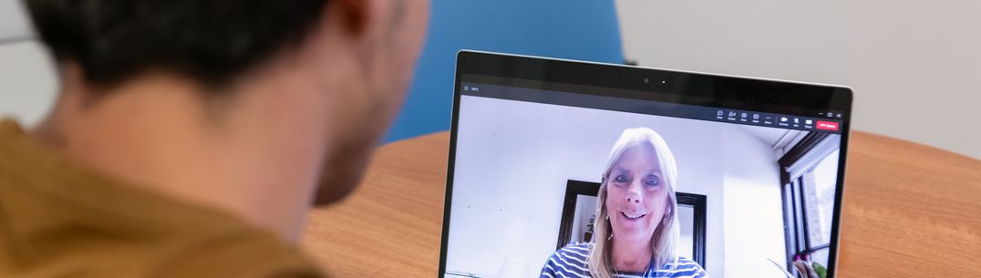 A student and a teacher having a one-to-one discussion online