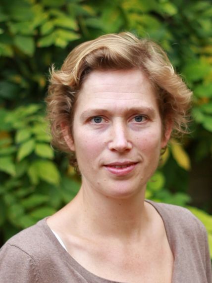 Dr Esther van Sluijs