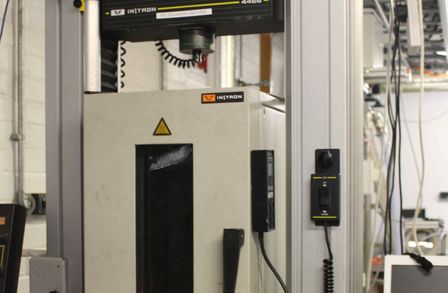 Uniaxial test machine with integrated thermal chamber
