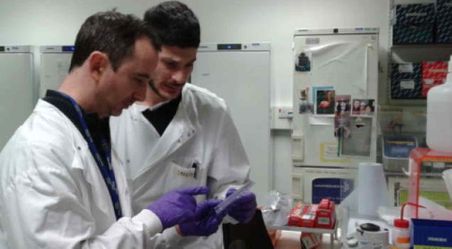 Dr Pardo in the lab with CRUK PhD Student Stelios Chrysostomou