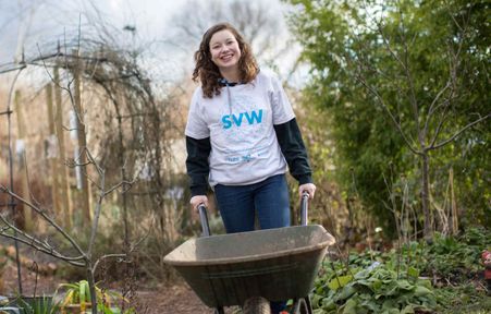 A student volunteering during Student Volunteer Week