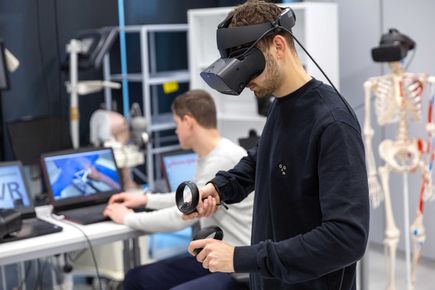 use of virtual reality devices in a lab