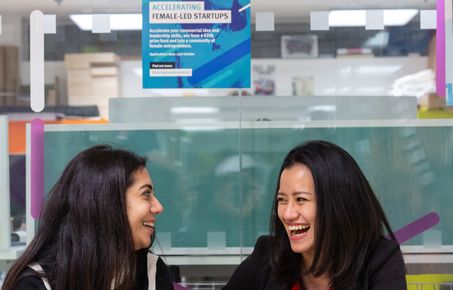 Female sudent and mentor in the Enterprise Lab