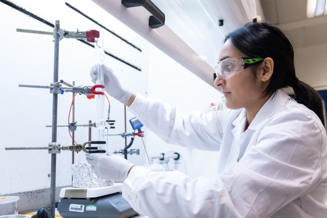 Postgraduate Materials student working in the lab