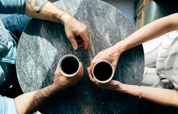 table with two coffee cups 