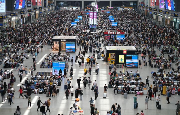 Shanghai Hongqiao Railway Station full of people
