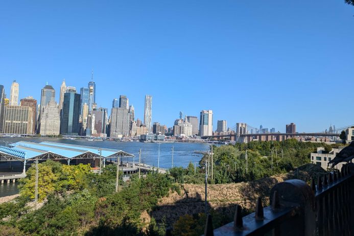 Manhattan skyline seen from Brooklyn Bridge Park