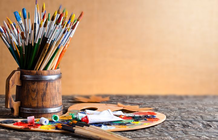 A container full of paint brushes