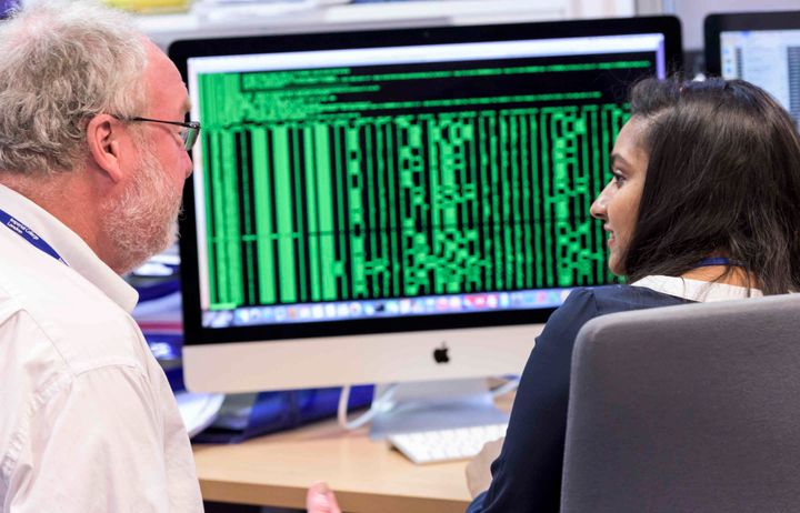 Professor talks to student in front of analyser computer