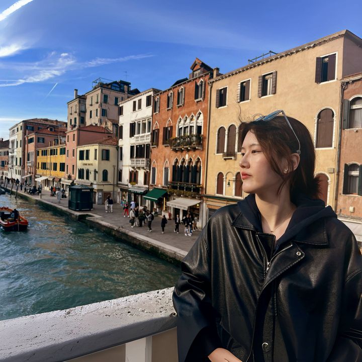 Yirun Lu standing on a bridge, looking at the sky