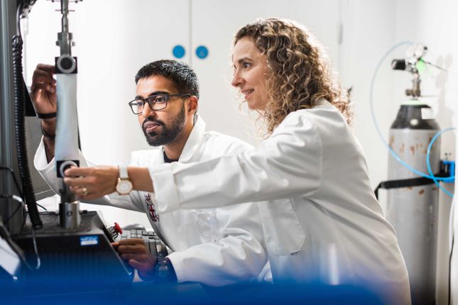 Soft solids research Maria and Manu in the lab