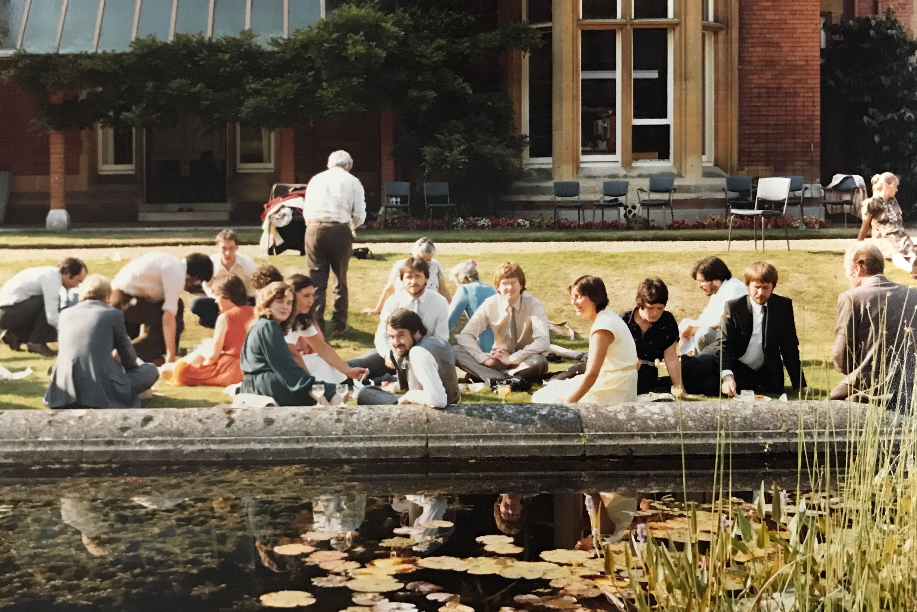 Students socialising in Silwood Park in 1981