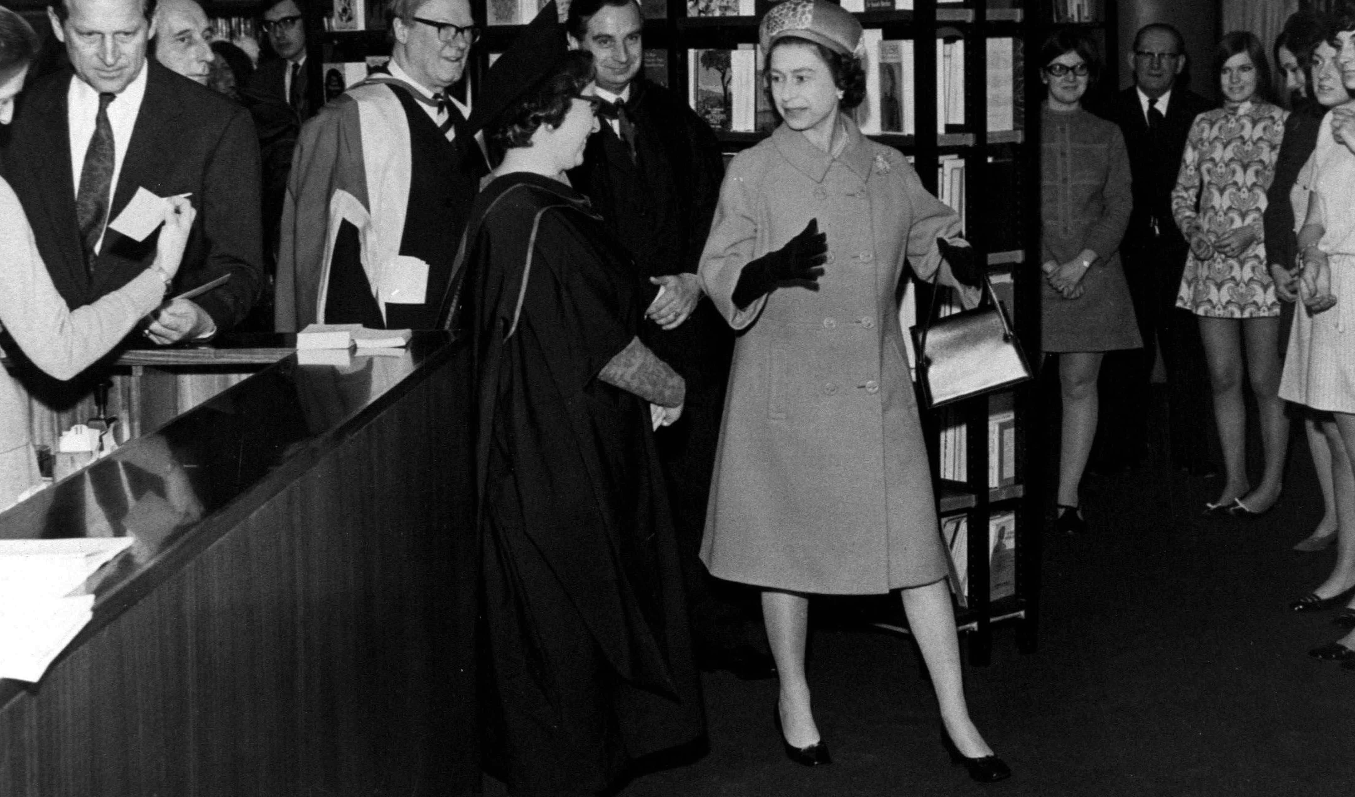 The Queen opens the Library
