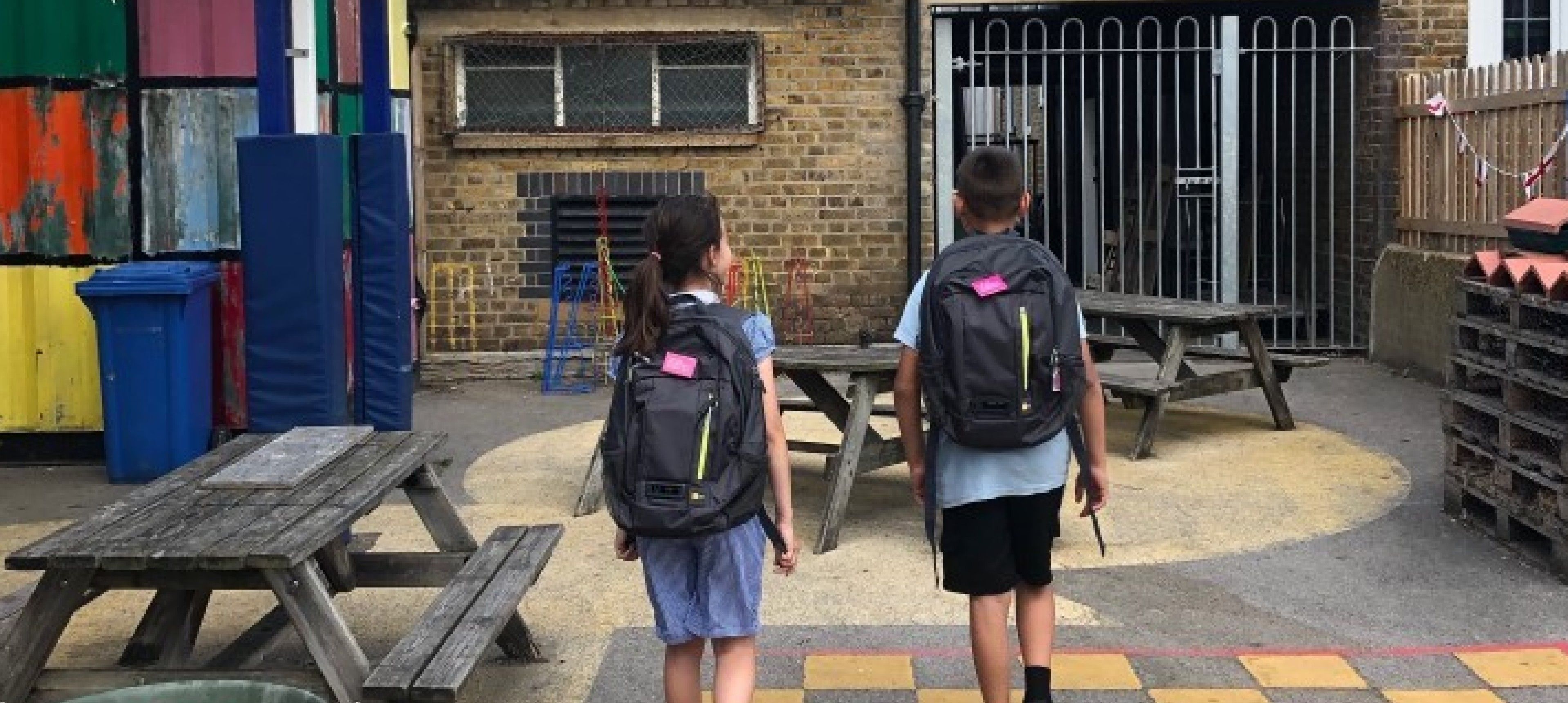 Children carrying backpacks with air quality sensors