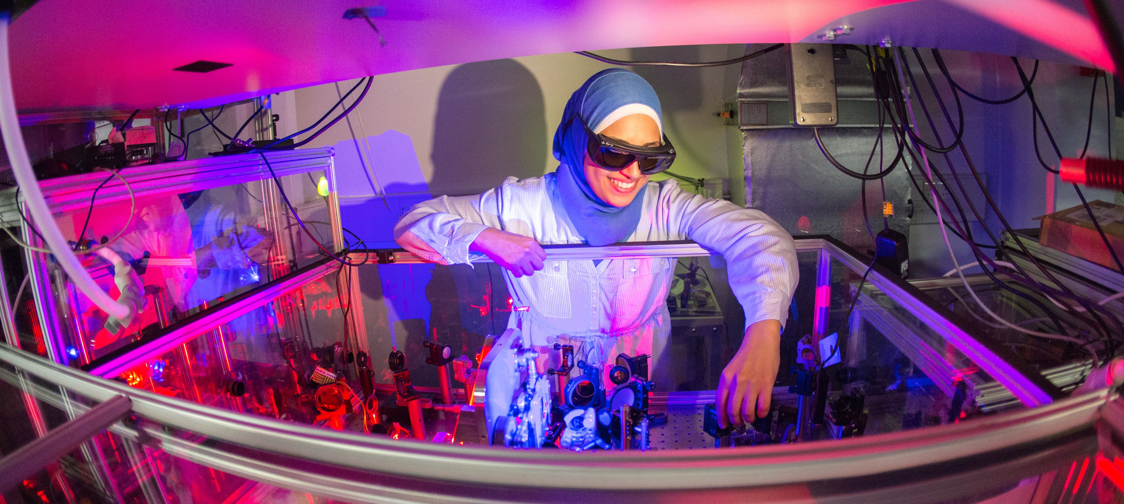 PhD student Noura Zamzam  working on ultrafast optical measurements of photosynthesis in the lab of Jasper Van Thor.