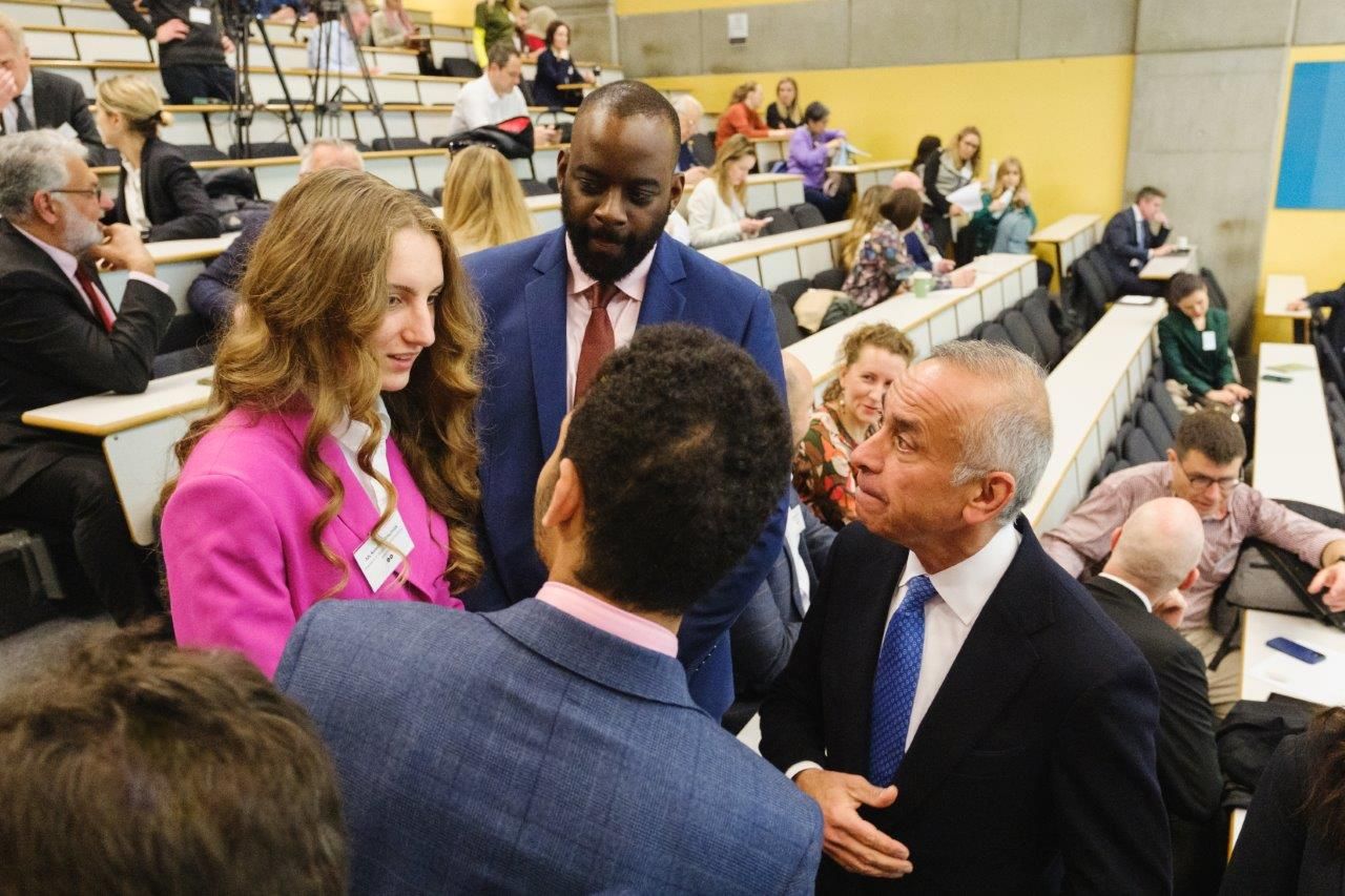 Natalie Pidmurniak President of Ukrainian medical students‘ association (left) speaks to Lord Ara Darzi (right)