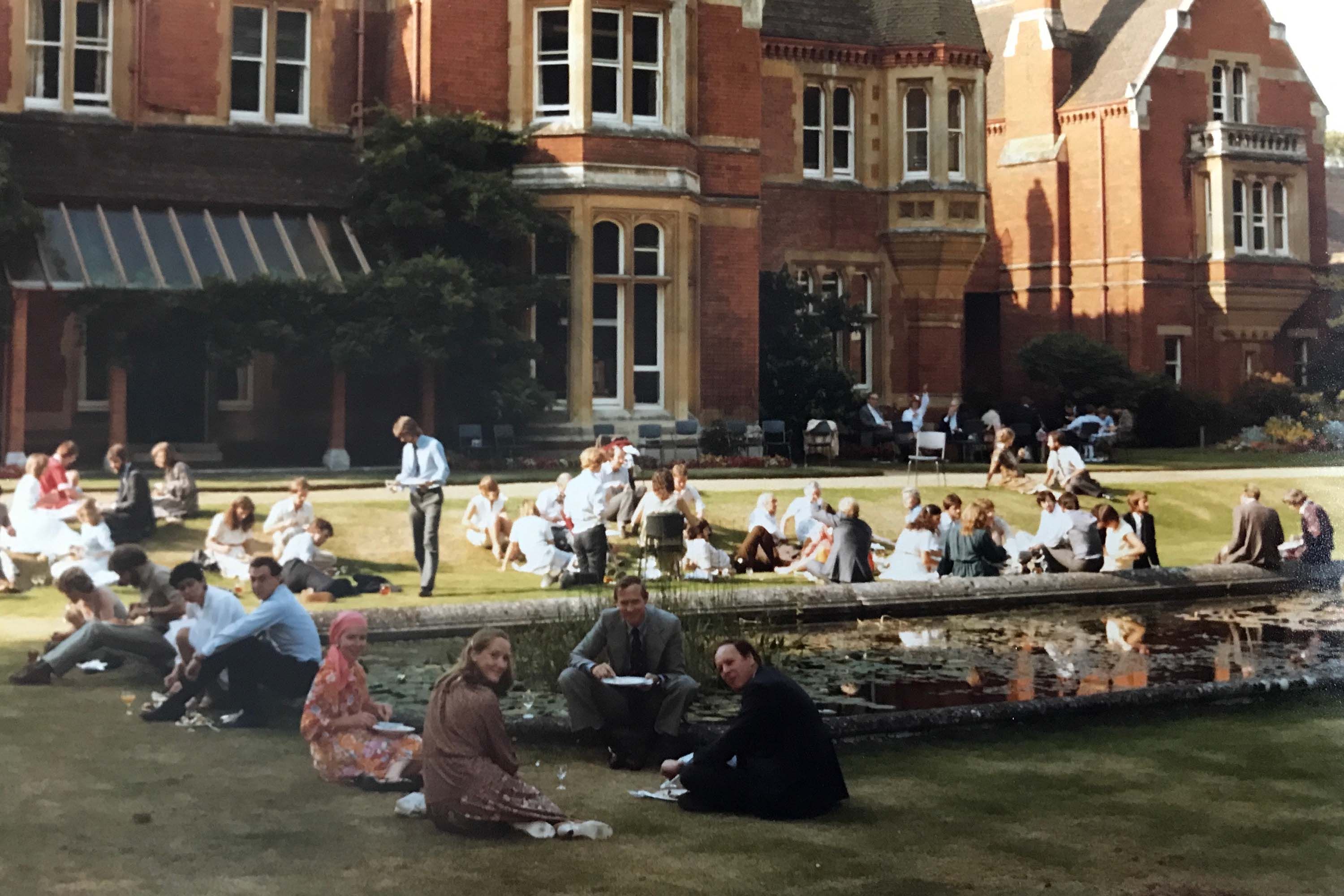 Students socialising in Silwood Park in 1981