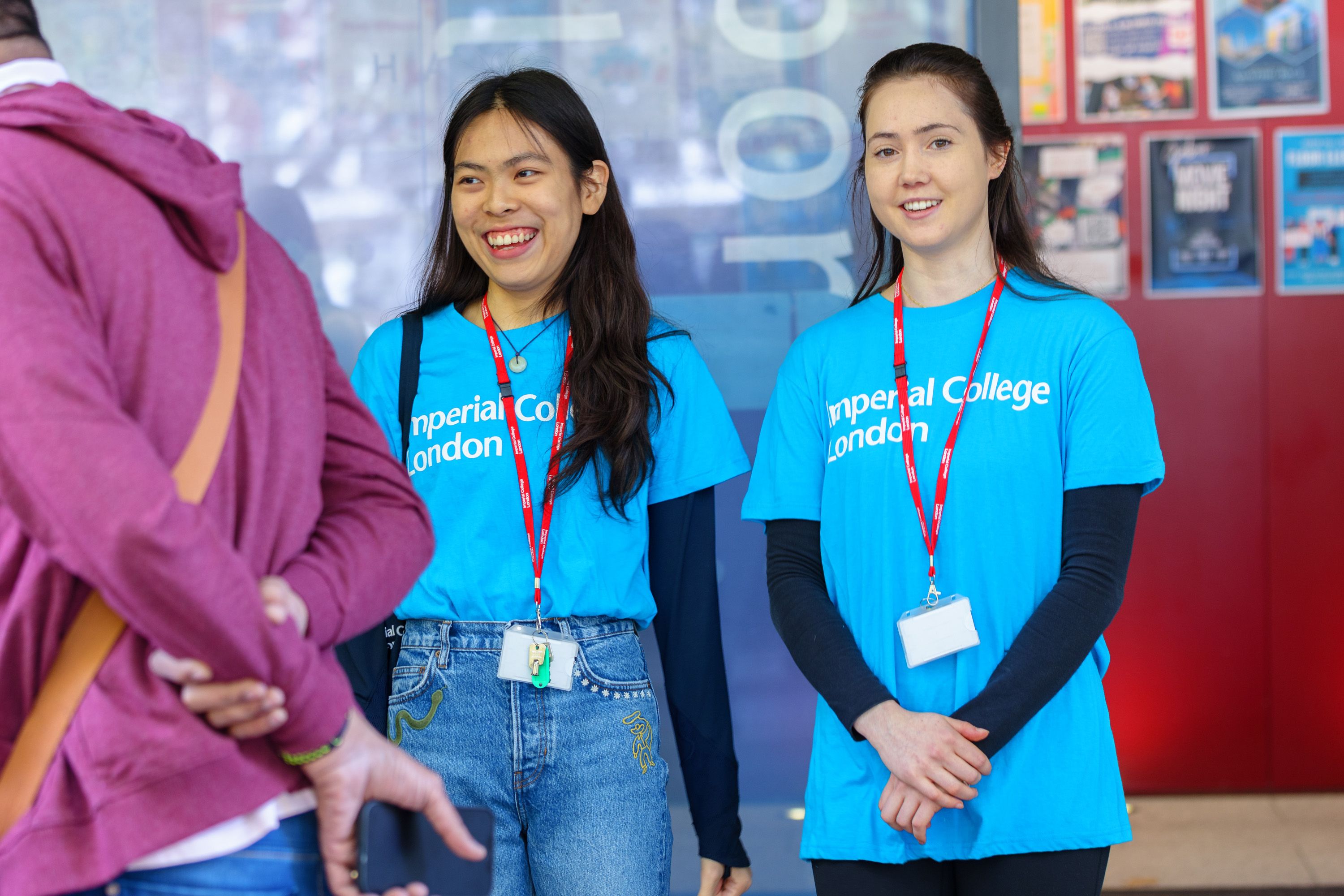 Student helpers in blue T-shirts welcoming new students