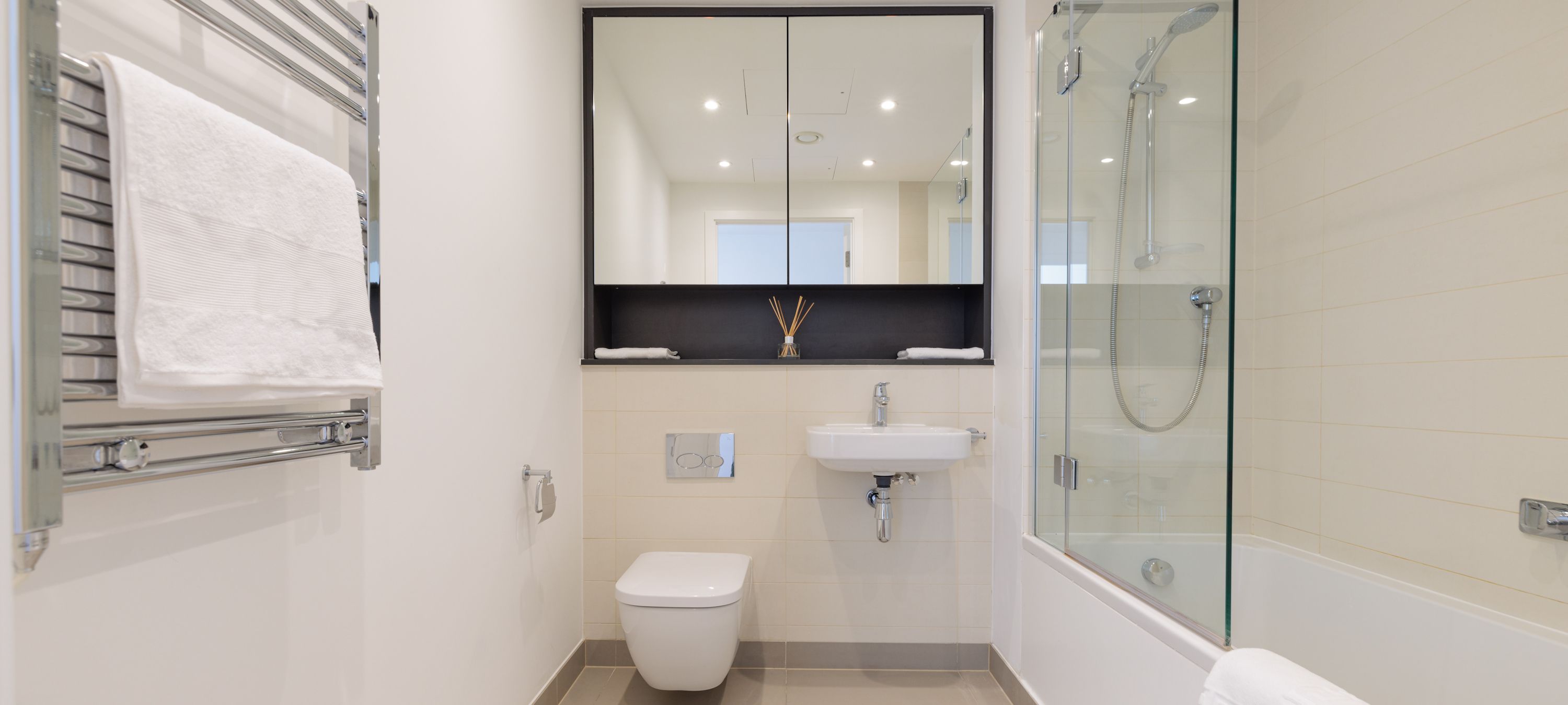 88WL 1 Bed Bathroom