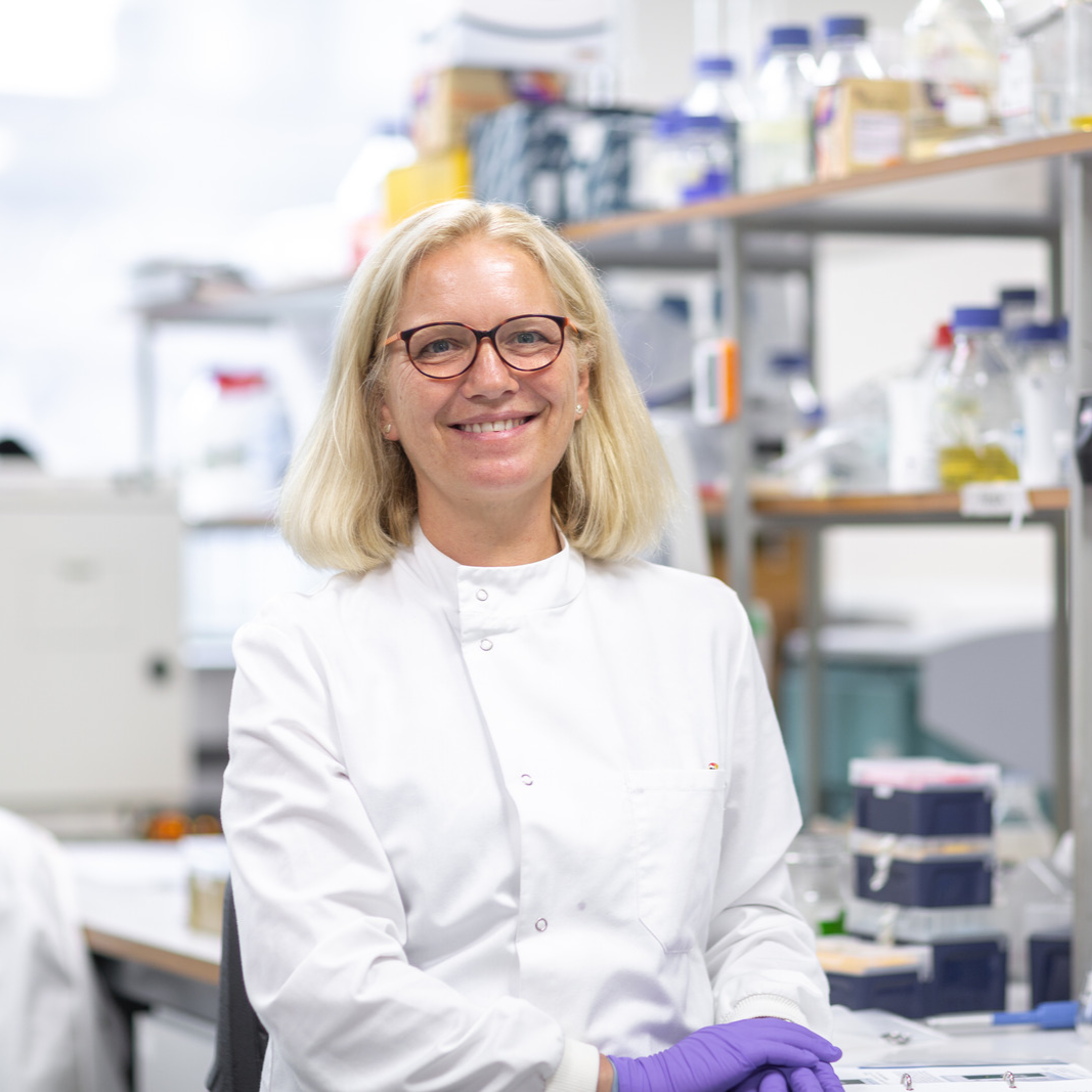 portrait of Professor Uta Griesenbach in a lab