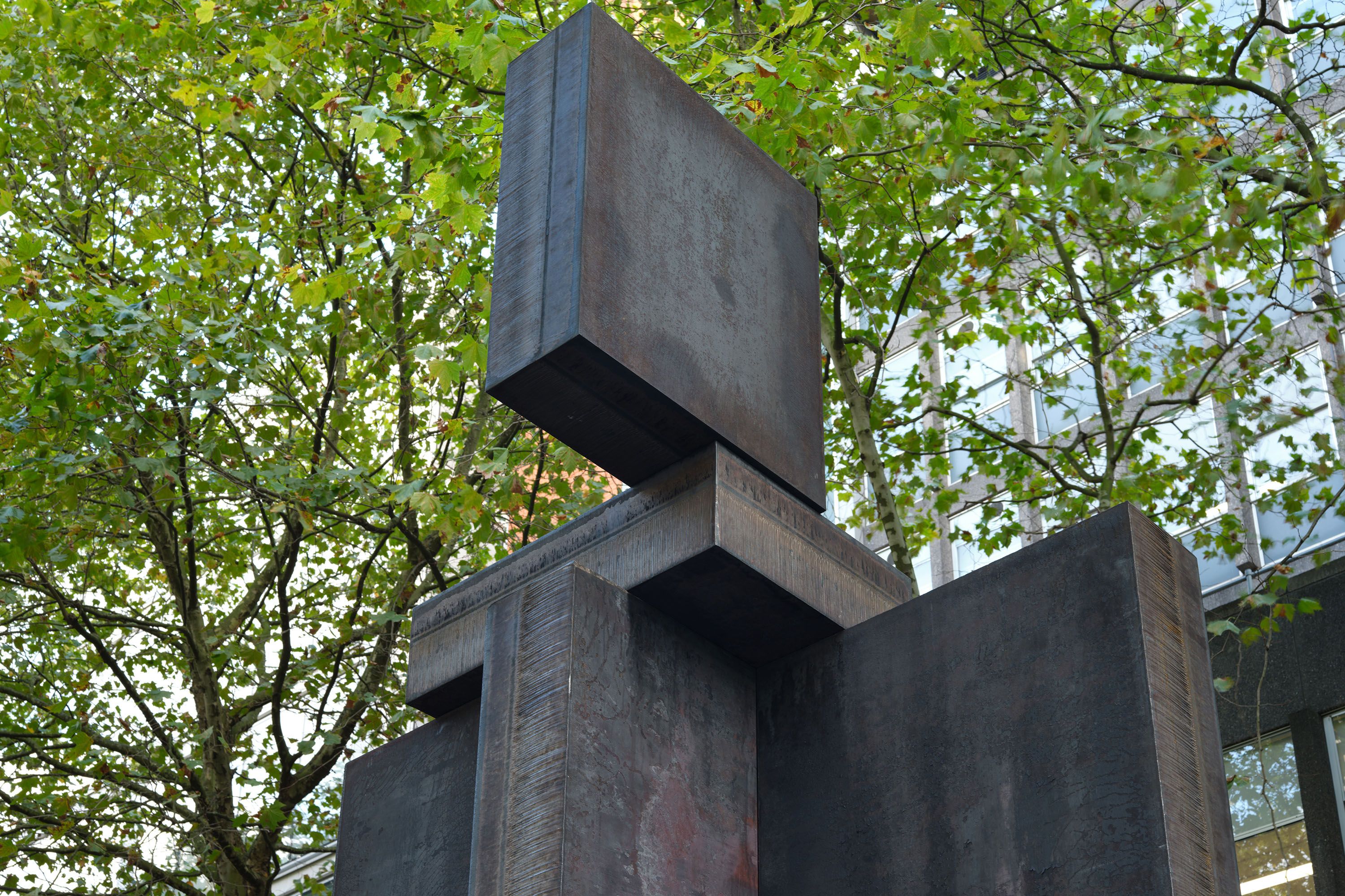 Antony Gormley ALERT, 2022 360 mm weathering steel slab 612 x 270 x 390 cm (16 slabs) © the artist Photo: Stephen White & Co.